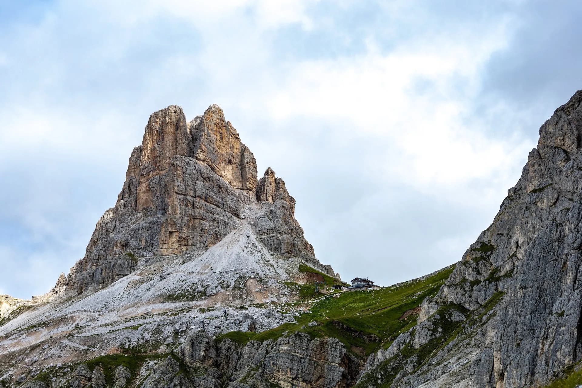 Rifugio averau from below